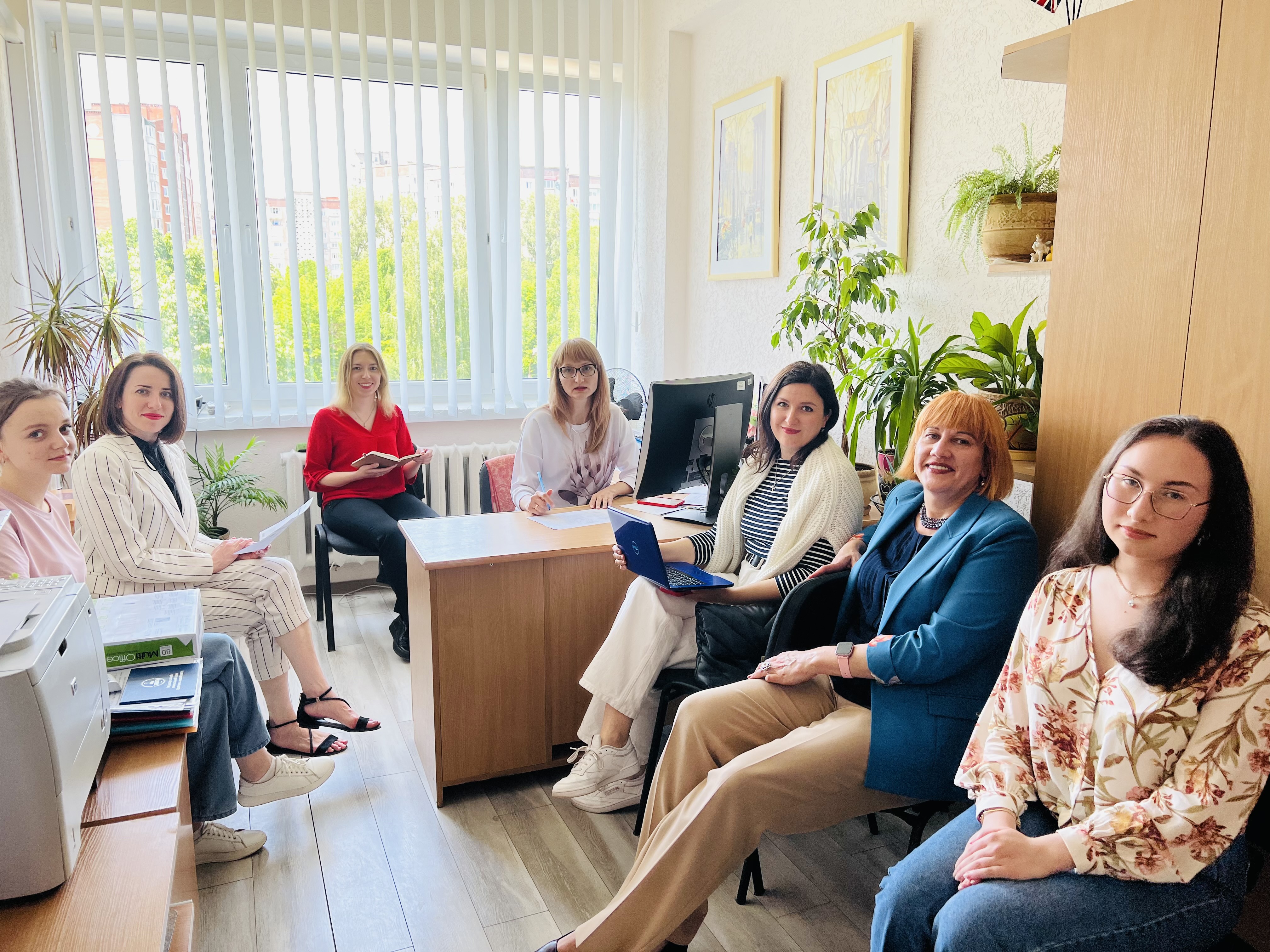 Гаранти та члени групи забезпення ОП під час засідання